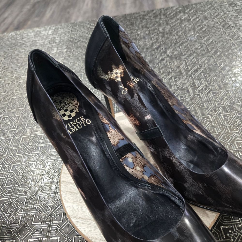 š¢ VinceāCamuto Dark Patterned Heels - Picture 17 of 17